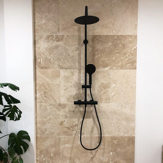 Douche entière en travertin rebouché poli