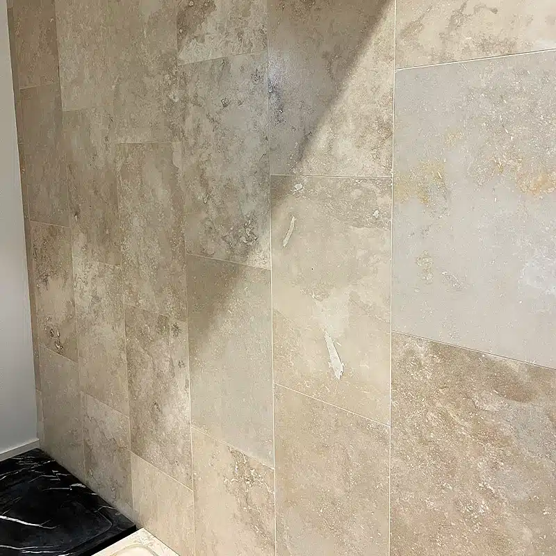 Mur avec du travertin rebouché poli