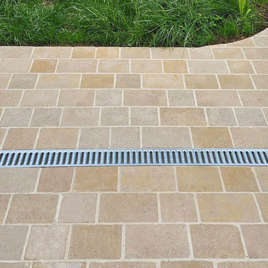 Pavés en Mera beige avec evacuation