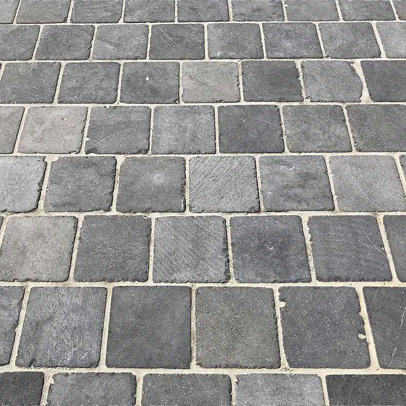 Pavés en pierre bleue patinée en extérieur