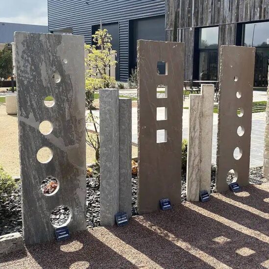 Présentation de nos totems grès kandla en extérieur