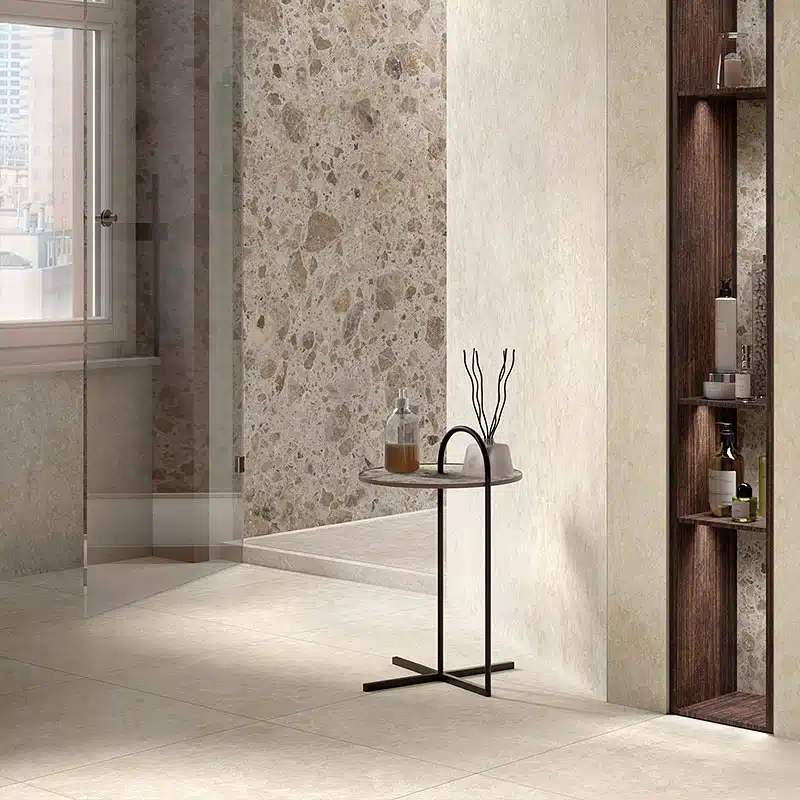Elysian Desert Stone format 60x60 cm dans une salle de bain
