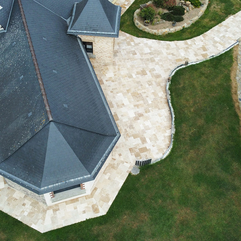 Contour d'une maison avec du travertin Aurore