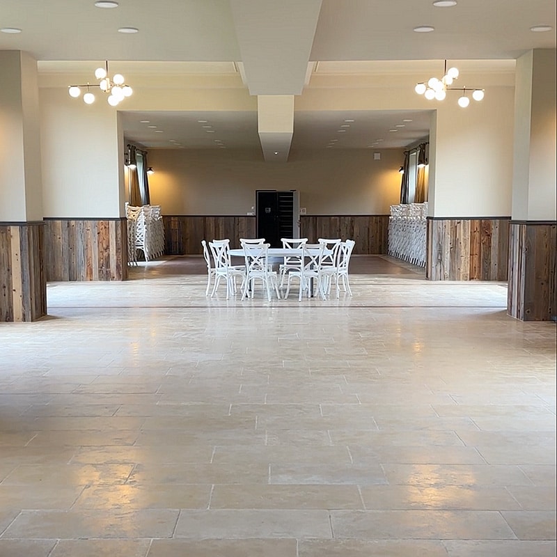 Grande salle de réception avec le dallage mera beige