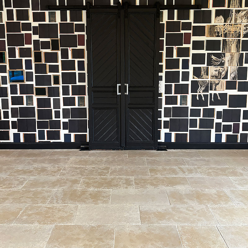 Porte d'une salle de réception en dallage mera beige