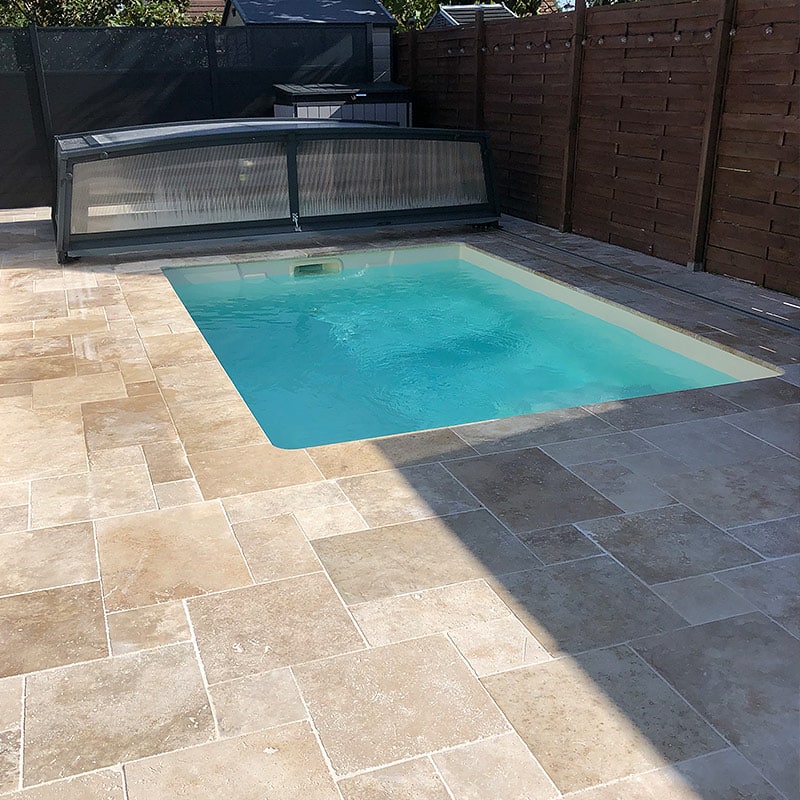 Piscine avec margelles et angles