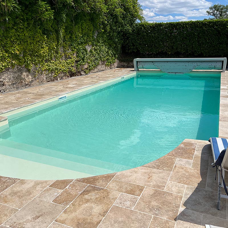 Piscine en Travertin avec escalier Roman