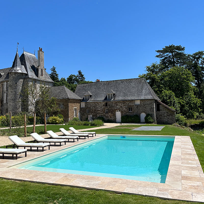 Piscine en Travertin dans un gîte