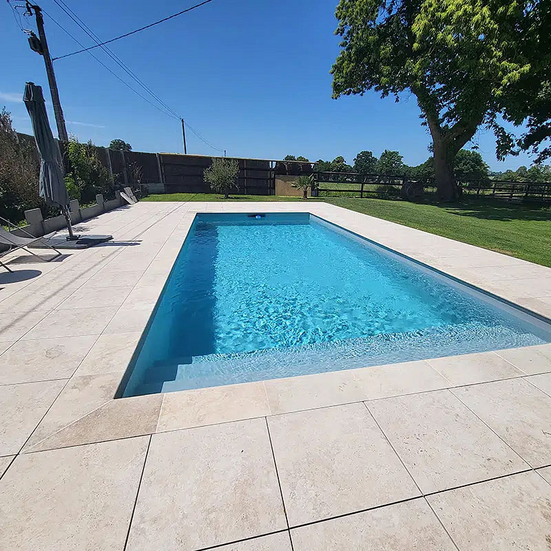 Piscine avec margelles et grès cérame Tiber Light