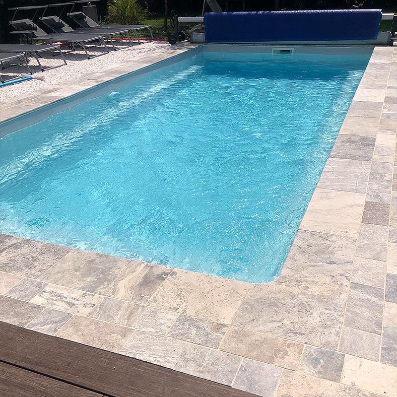 Piscine en Travertin gris