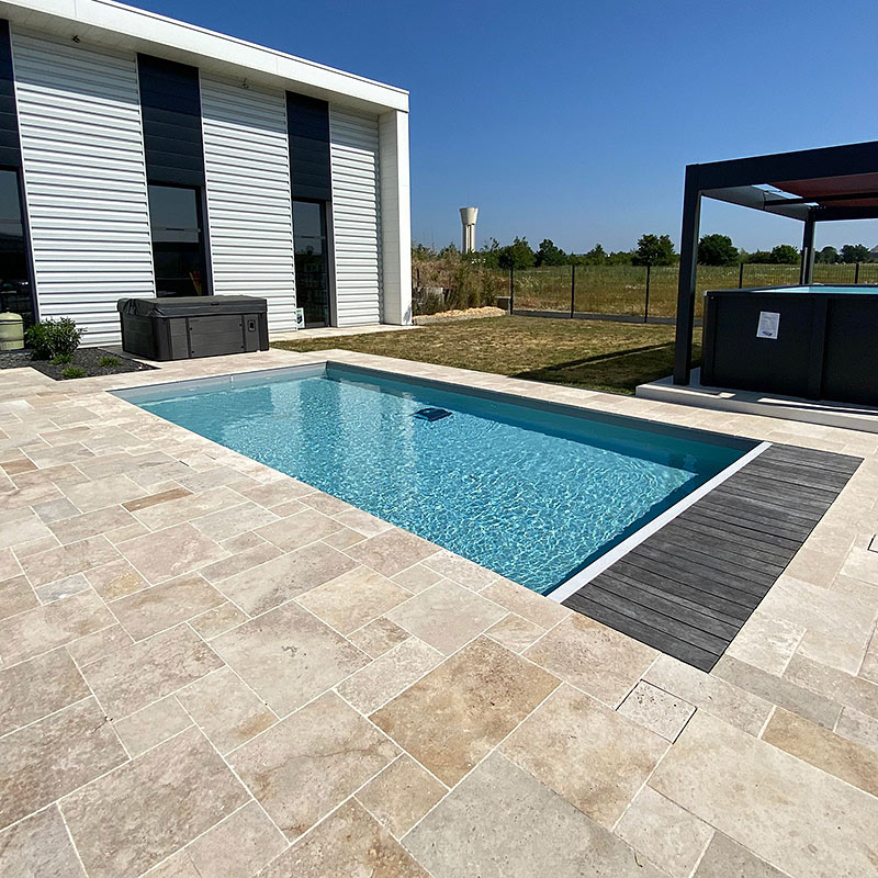 Piscine en Travertin sans margelles et format OPUS