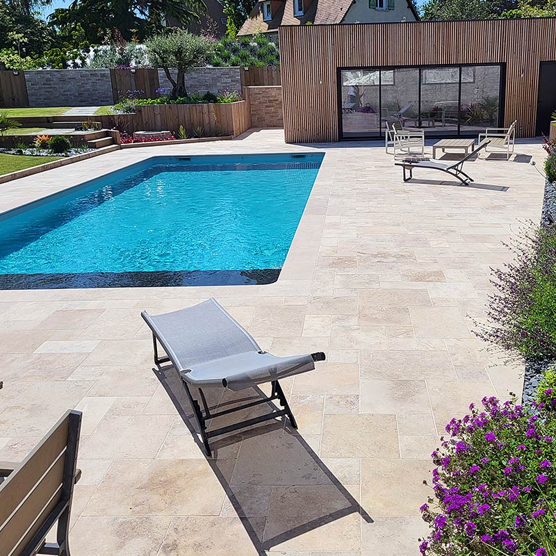 Piscine pour inspiration en Travertin
