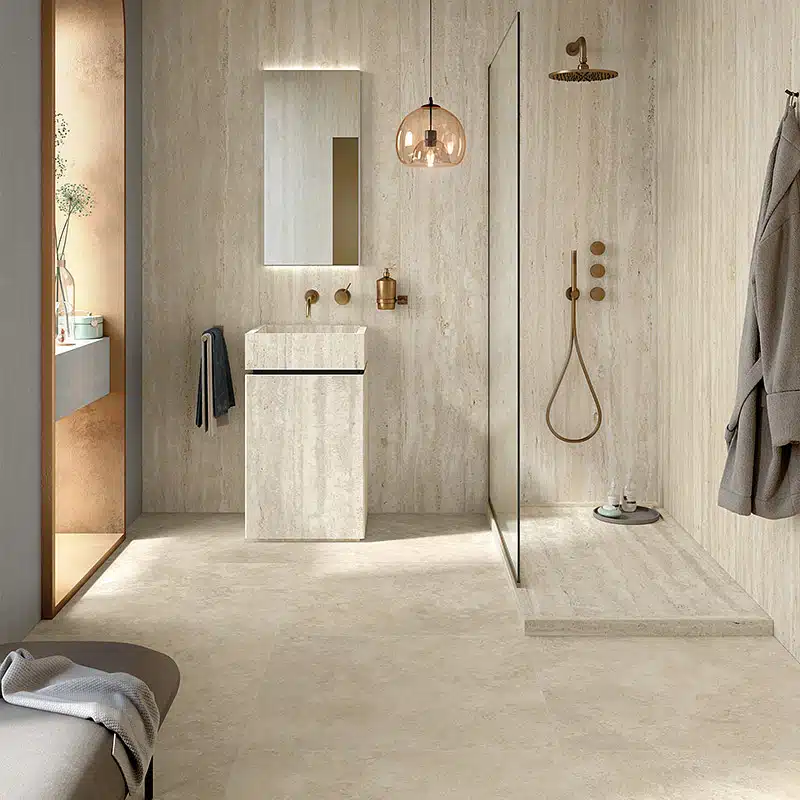Travertino Light cross dans une salle de bain