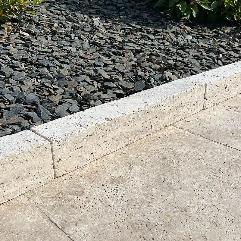 Délimitation d'une terrasse en Travertin