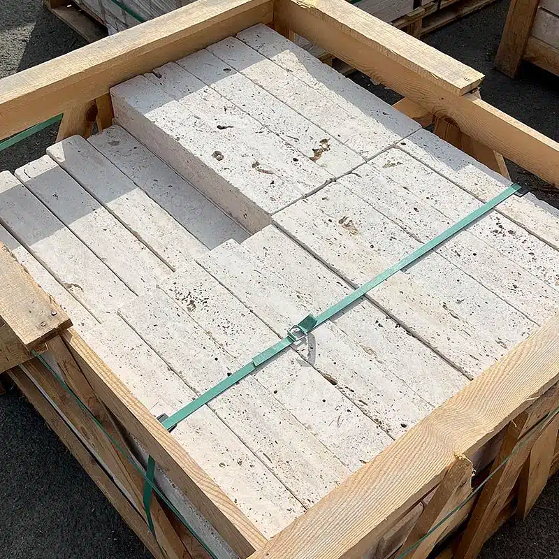 Stock en palette de la bordure Travertin